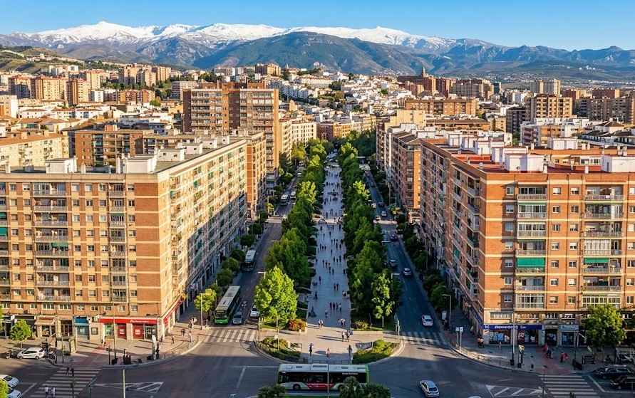 Vista urbana del barrio de Los Pajaritos y la Avenida de la Constitución en Granada